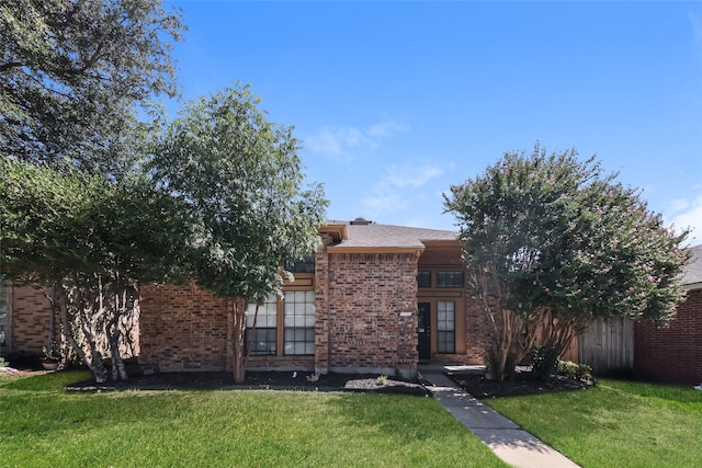 view of front of home featuring a front yard