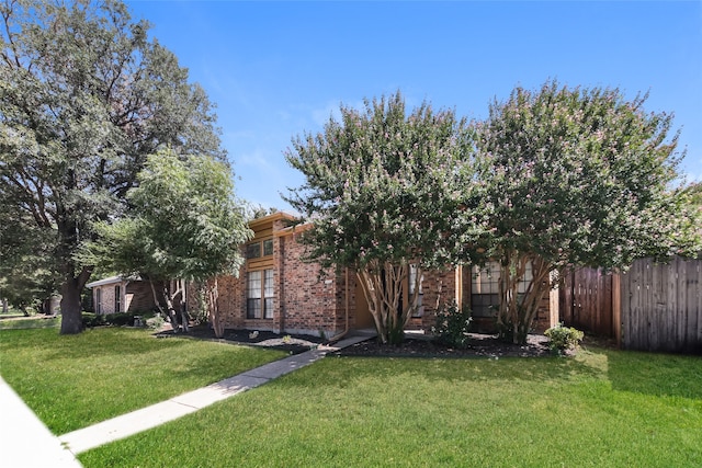 view of front of home featuring a front yard