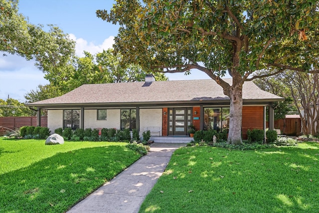 view of front of home featuring a front yard