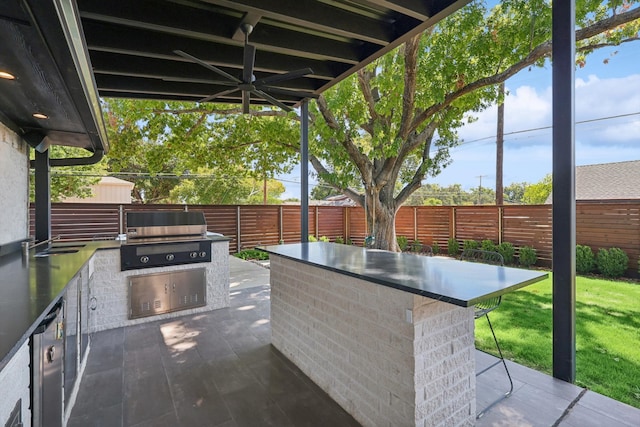 view of patio / terrace with an outdoor wet bar, area for grilling, grilling area, and ceiling fan