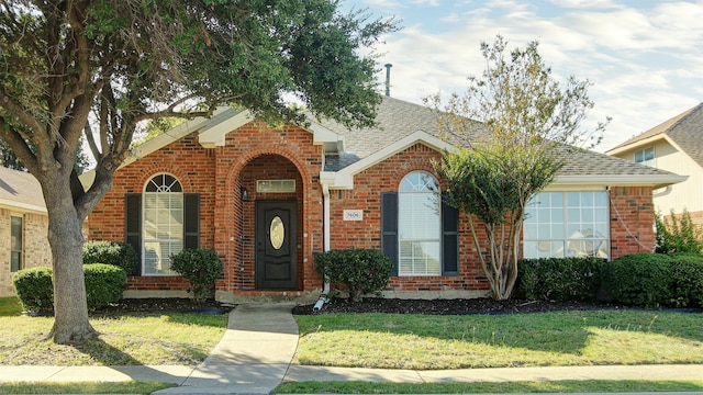 view of front of house featuring a front yard