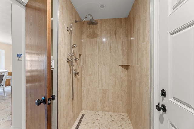 bathroom featuring a tile shower