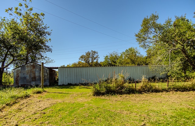 view of yard with a shed