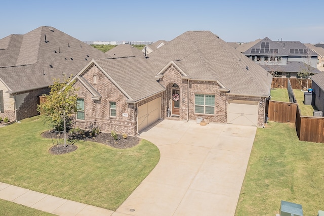 view of front of property featuring a front lawn