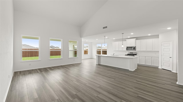 kitchen featuring a center island with sink, sink, white cabinetry, and stainless steel appliances