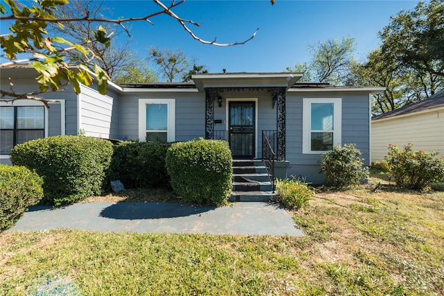 view of front facade with a front lawn