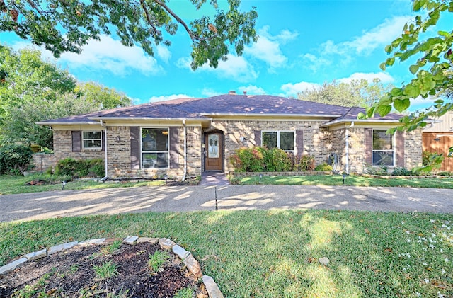 single story home featuring a front lawn