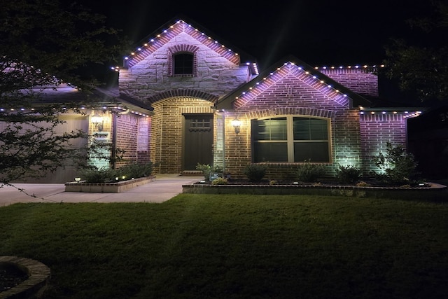 view of front of property featuring a yard