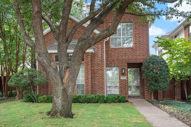 view of front facade featuring a front lawn