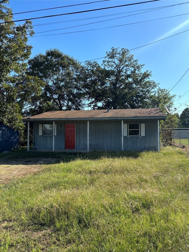 view of front facade with a front lawn