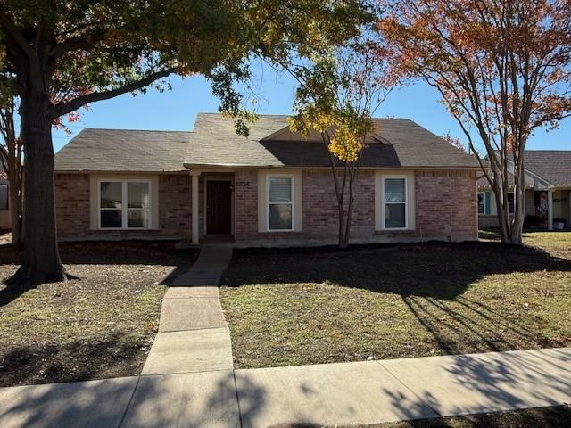 single story home featuring a front yard