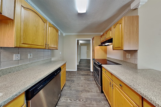 kitchen with crown molding, dark hardwood / wood-style floors, a textured ceiling, appliances with stainless steel finishes, and tasteful backsplash