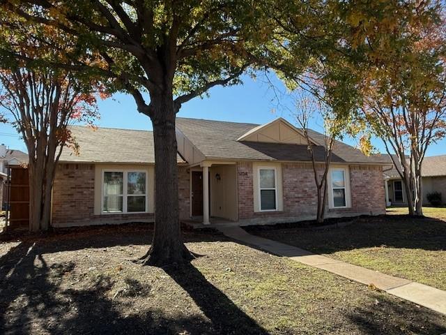 single story home featuring a front yard