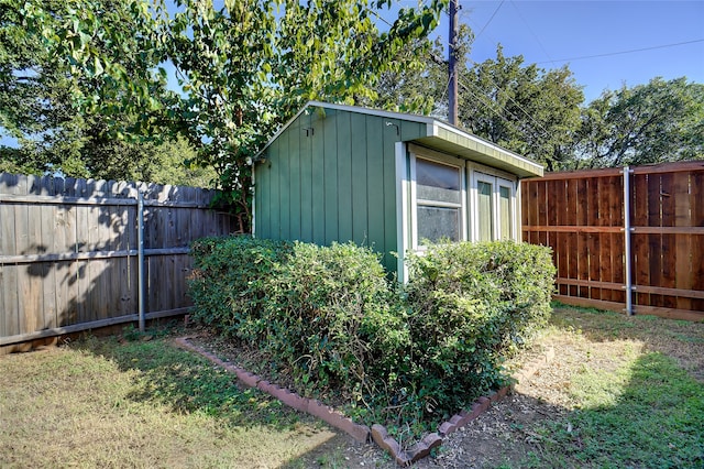 view of outdoor structure featuring a yard