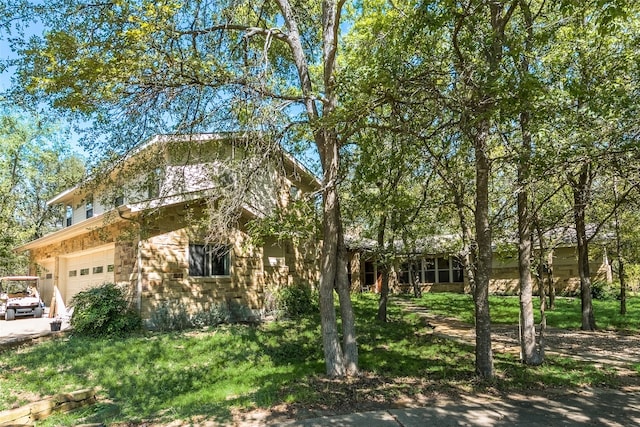 view of front of house featuring a front lawn and a garage