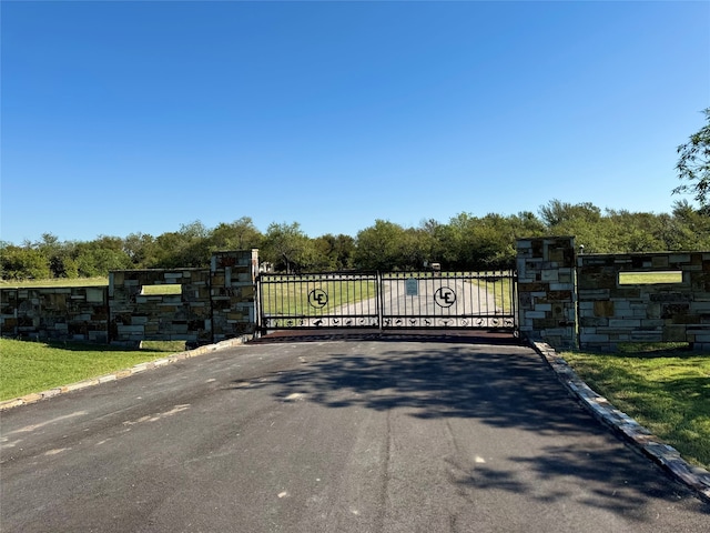 view of gate featuring a lawn