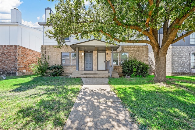 view of front of property featuring a front lawn