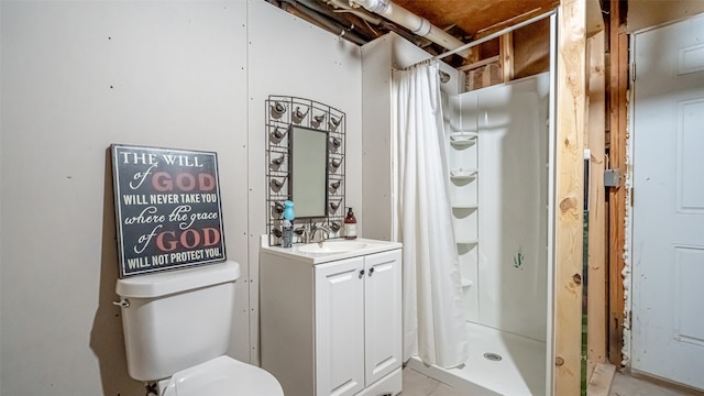 bathroom with toilet, curtained shower, and vanity