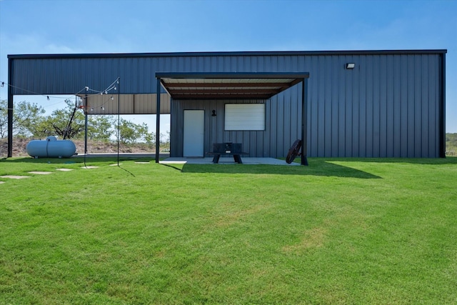 view of outdoor structure with a yard