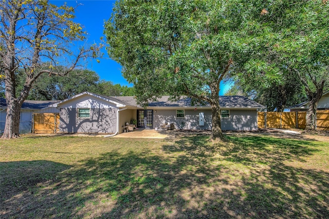 view of front of property featuring a front yard