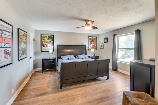 bedroom featuring a textured ceiling, light hardwood / wood-style floors, and ceiling fan