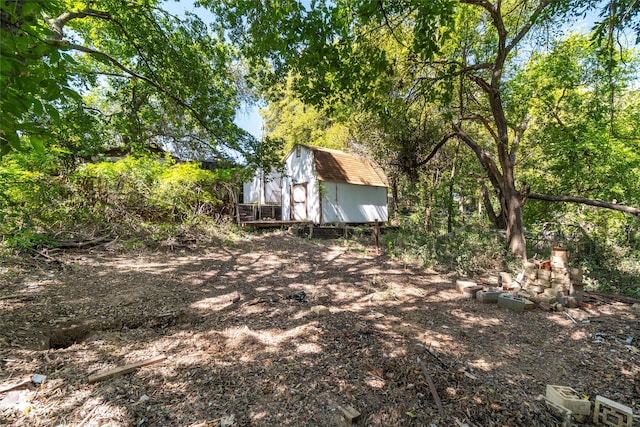 view of yard featuring a shed