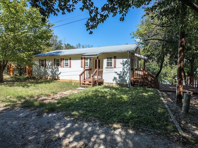 single story home with a front yard