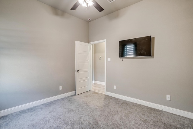 unfurnished room with carpet and ceiling fan