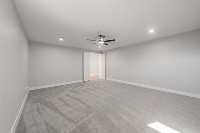 unfurnished room with light carpet and ceiling fan