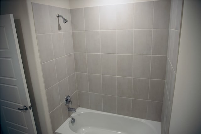 bathroom with tiled shower / bath