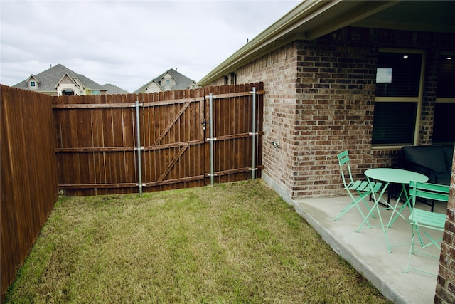 view of yard with a patio