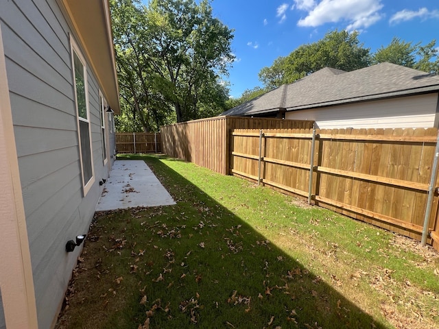 view of yard featuring a patio area