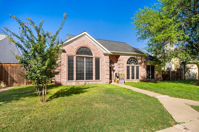 view of front of home featuring a front yard