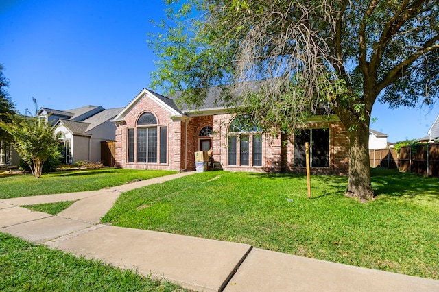 ranch-style house featuring a front yard