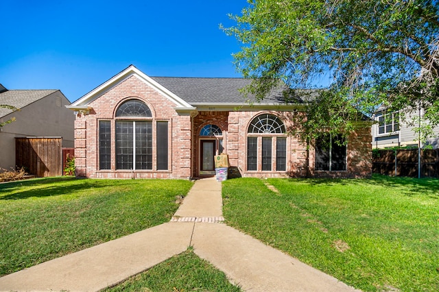 view of front of home featuring a front lawn