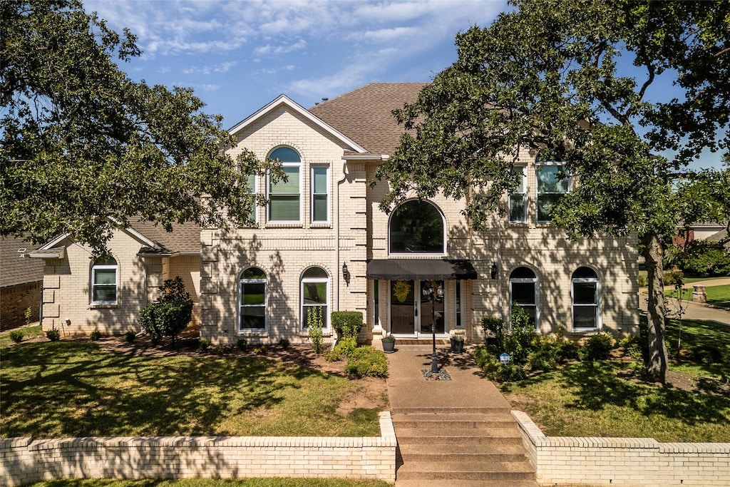 view of front facade featuring a front yard