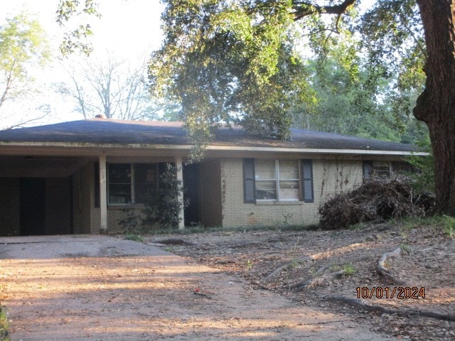 single story home featuring a carport