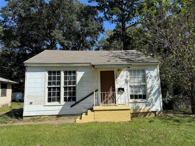 view of front of house with a front lawn