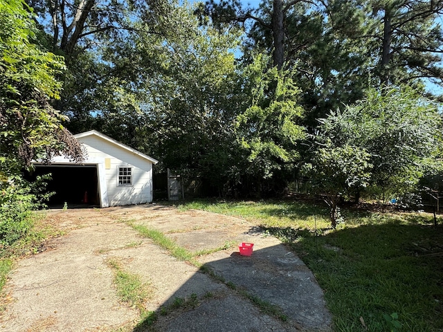 view of yard with an outdoor structure