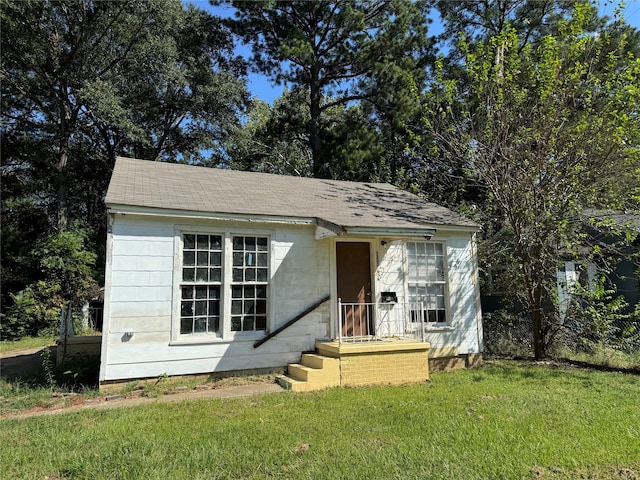 view of front of home with a front yard