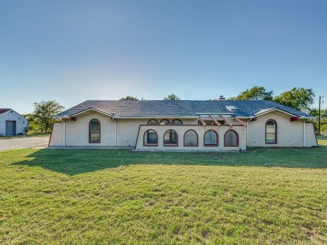 ranch-style house featuring a front yard