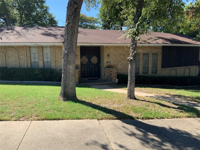 single story home with a front yard