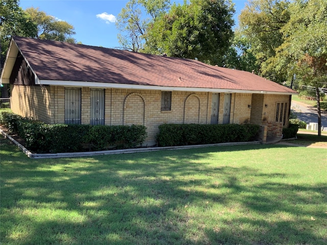 view of front of home featuring a front lawn