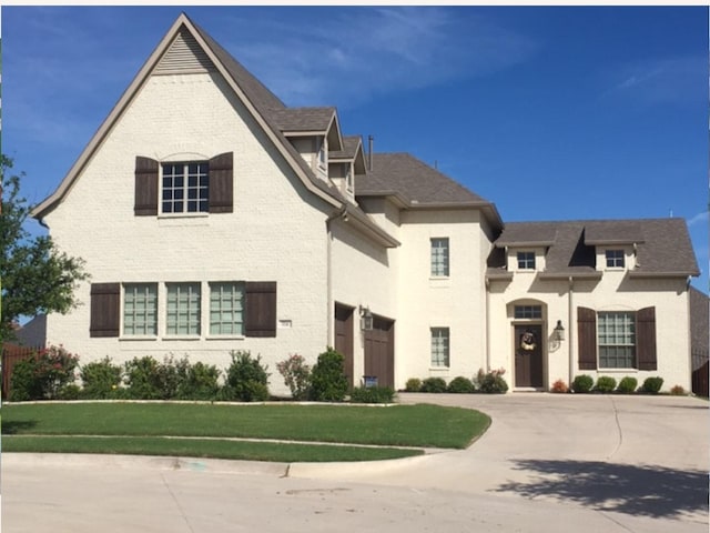 view of front of home featuring a front yard