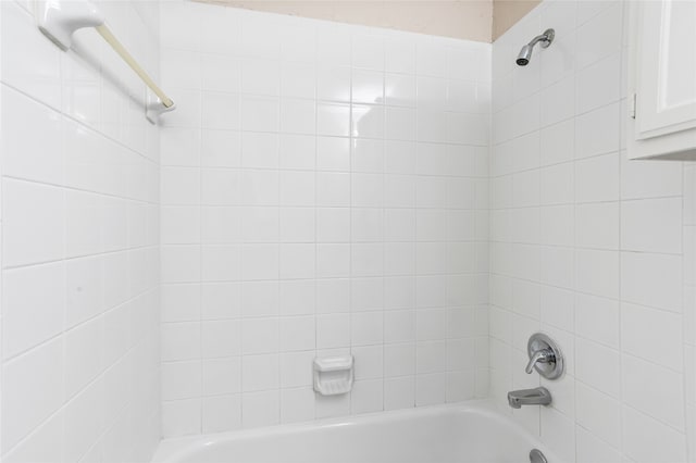 bathroom with tiled shower / bath combo