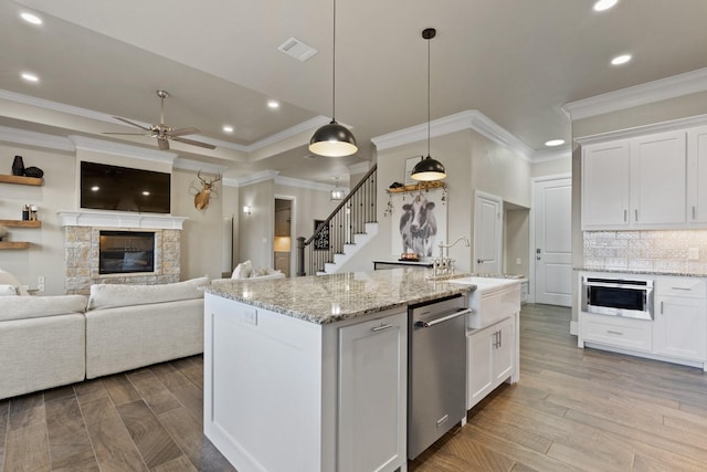 135 Valley Vw, Glen Rose, TX 76043 - kitchen with appliances with stainless steel finishes, recessed lighting, a sink, a ceiling fan, and white cabinetry