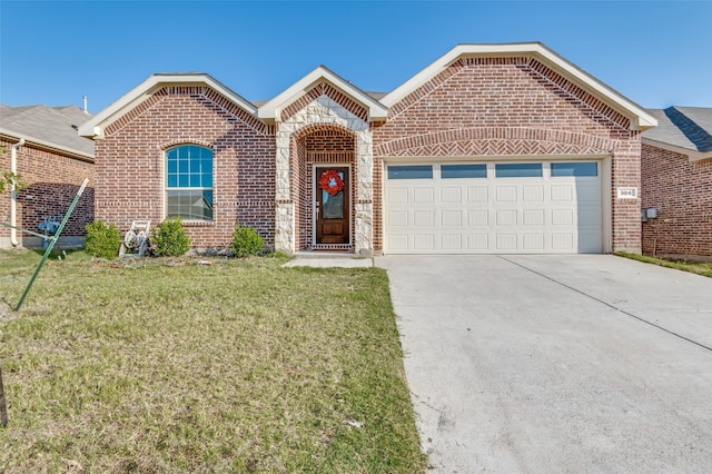 view of front of house featuring a front yard and a garage