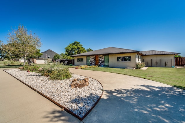 view of front of home featuring a front lawn