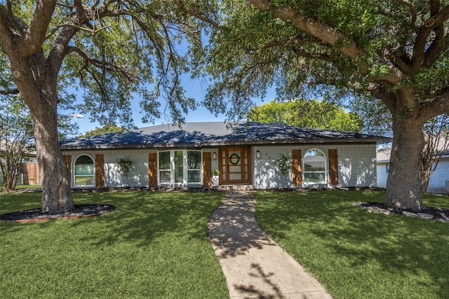 single story home with a front yard