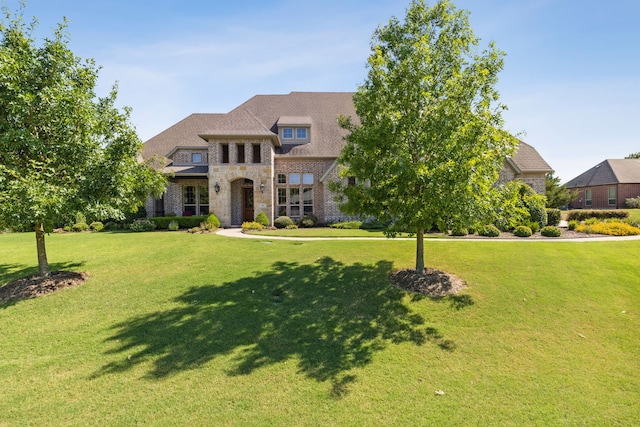 view of front of property featuring a front yard